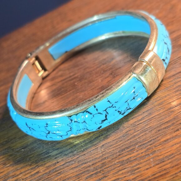 Vintage faux turquoise clamper hinge bangle bracelet. (goldtone hardware) - Picture 4 of 8